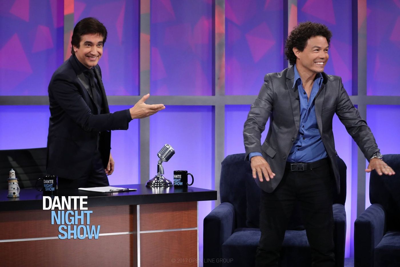 Dante Gebel, desde su escritorio, presenta a Rafael Pedroza, que hace un paso de baile en el set de Dante Night Show