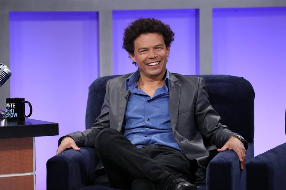 Rafael Pedroza sonríe sentado en el sillón de invitados de Dante Night Show