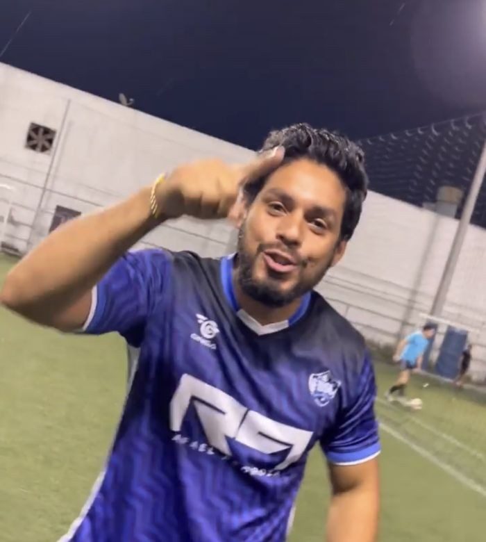 Jugador del club con camiseta azul celebra en la cancha