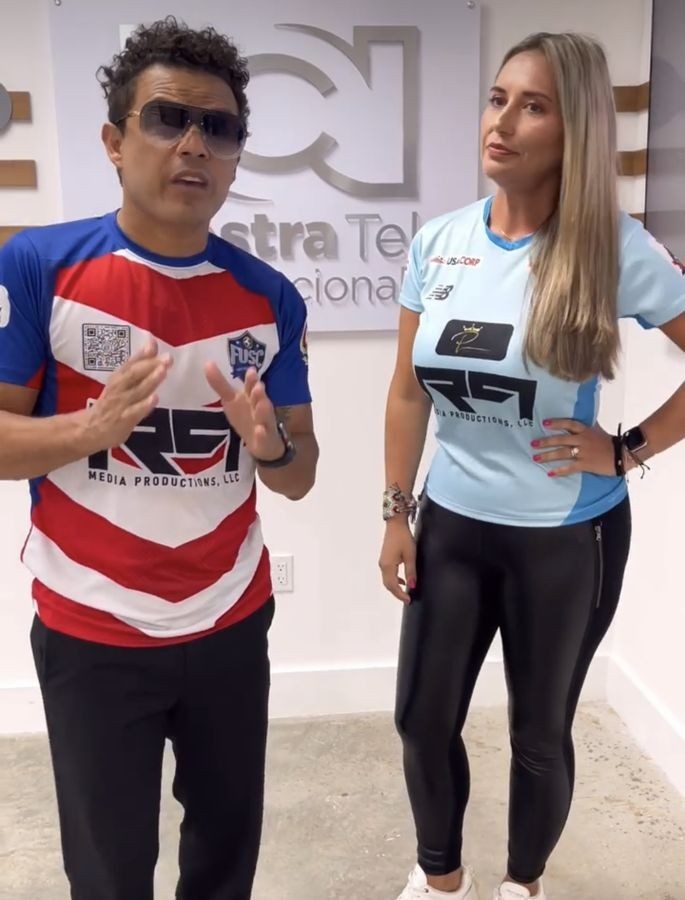 Rafael Pedroza junto a una integrante del club, ambos con camisetas del equipo