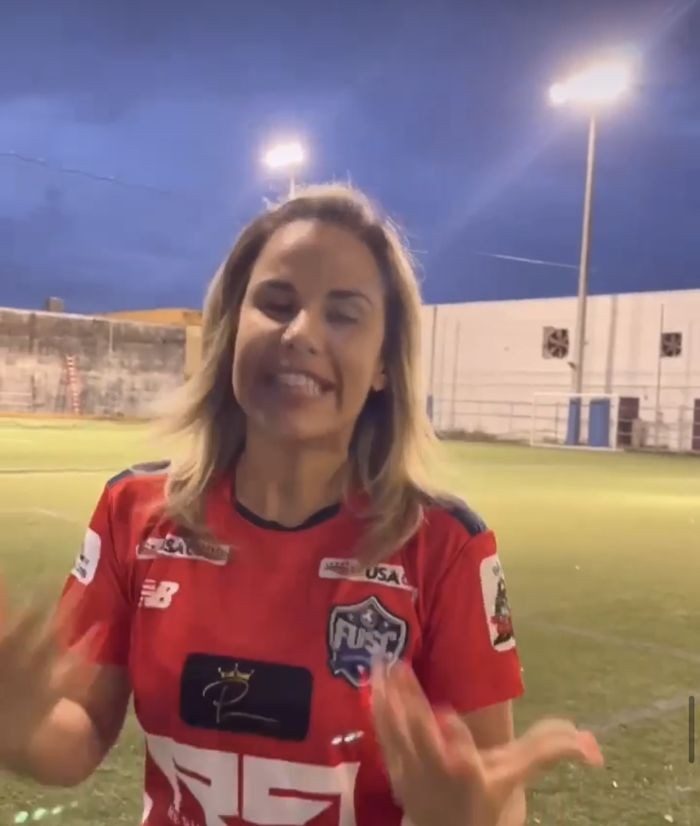 Integrante del club con camiseta roja en la cancha