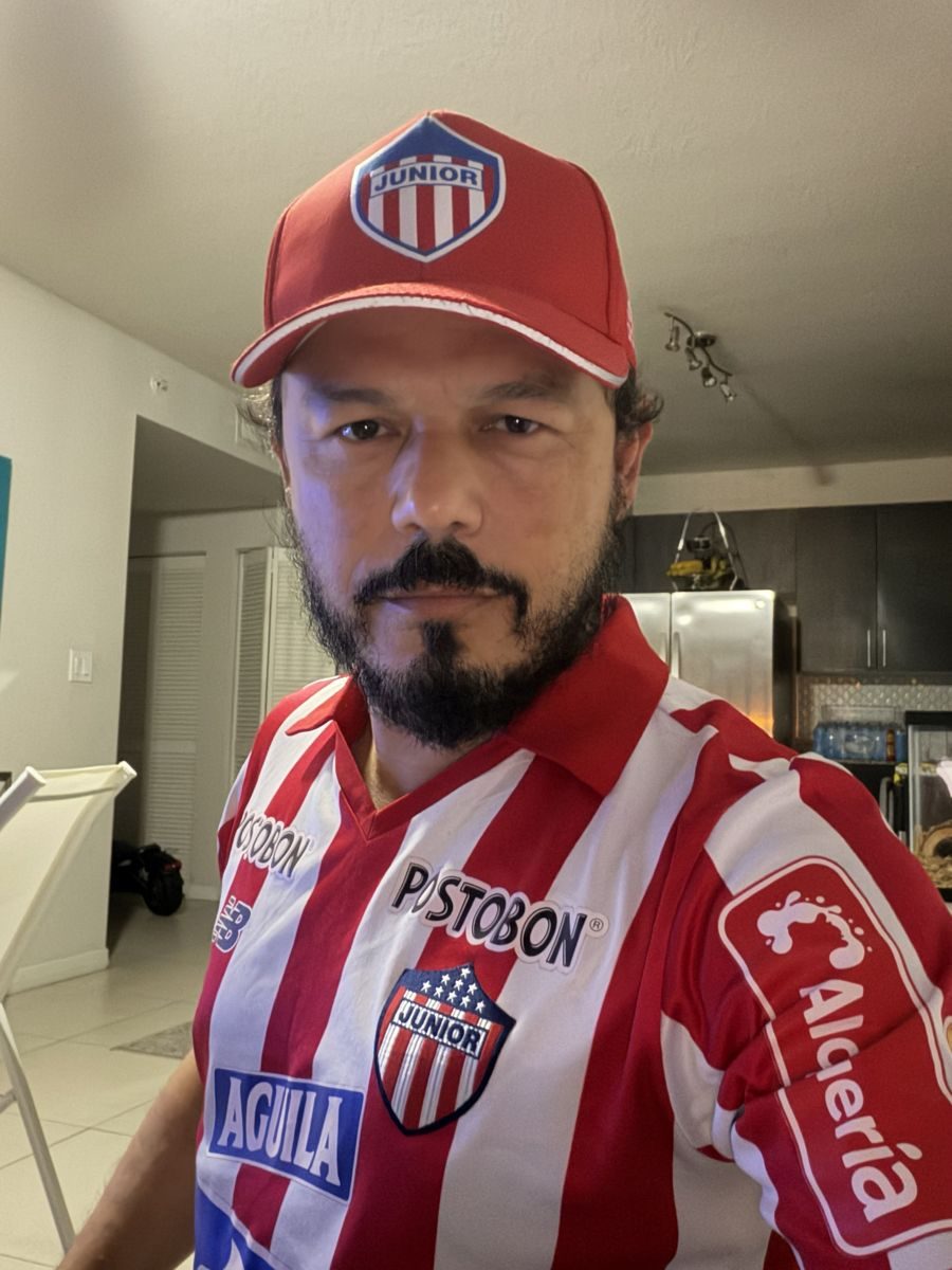 Rafael Pedroza con gorra y camiseta rojiblanca del Junior de Barranquilla